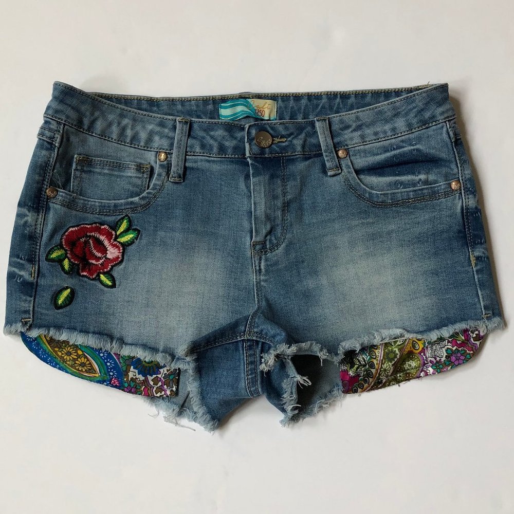 Cali 1850 Jen Short With Embroidered Rose  JR  7